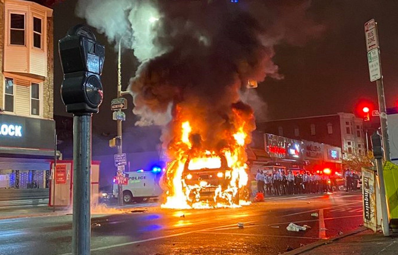 Shops and Police Vehicle Looted During Black Lives Matter Riot — Fires, Officer Down, Police 'Lost Control of 52nd Street' (VIDEOS)