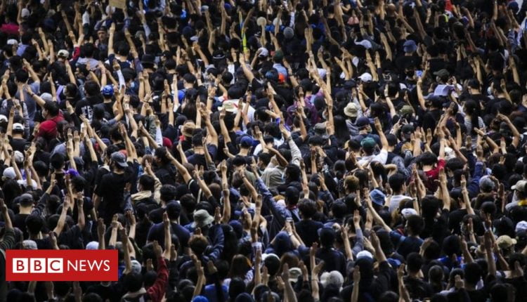 Thailand protests: Thousands rally for third straight day despite government ban