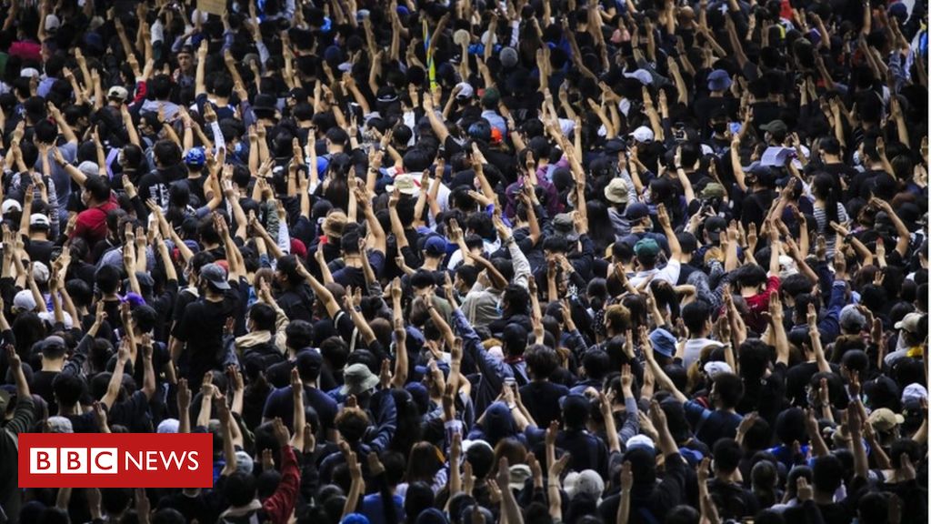 Thailand protests: Thousands rally for third straight day despite government ban