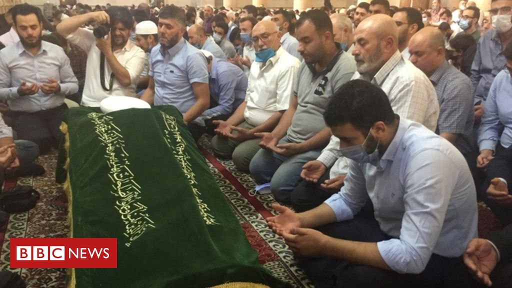 Syria conflict: Hundreds mourn assassinated Damascus mufti