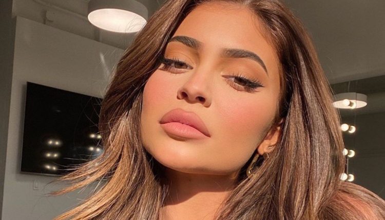 Kylie Jenner Models Ovahia Anti-Cellulite Leggings And The Internet Is Freaking Out!