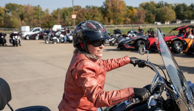 Ernst Struggles in Iowa as Republicans Battle to Hold Senate Amid Trump’s Woes