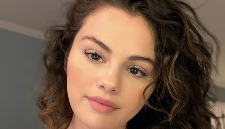 Selena Gomez Does Her Own Makeup And Is Magnificent!
