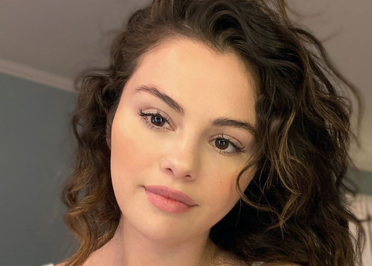 Selena Gomez Does Her Own Makeup And Is Magnificent!