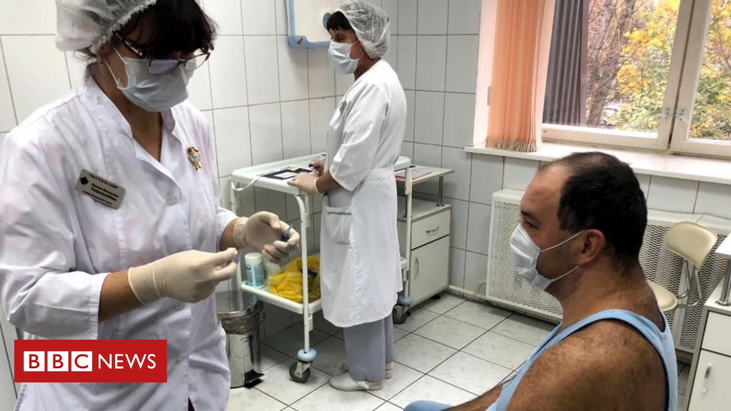Coronavirus: Russia resists lockdown and pins hopes on vaccine