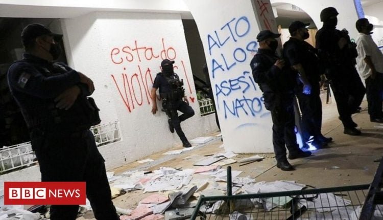 Mexico women's protest: Outrage after police fired shots