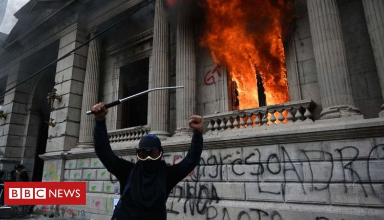 Guatemala: Congress on fire after protesters storm building