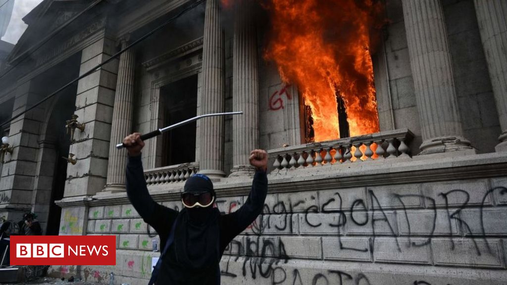 Guatemala: Congress on fire after protesters storm building