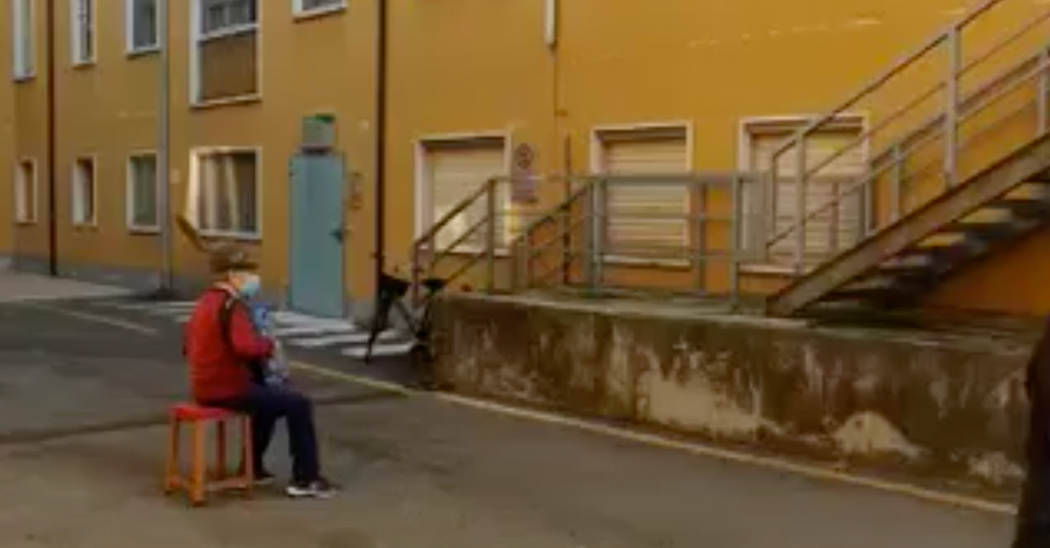 A video in a hospital courtyard captures an 81-year-old Italian’s serenade to his dying wife.