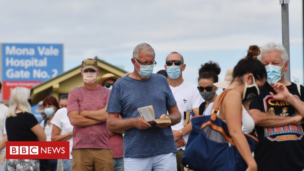 Covid: Sydney residents urged to stay home amid new outbreak