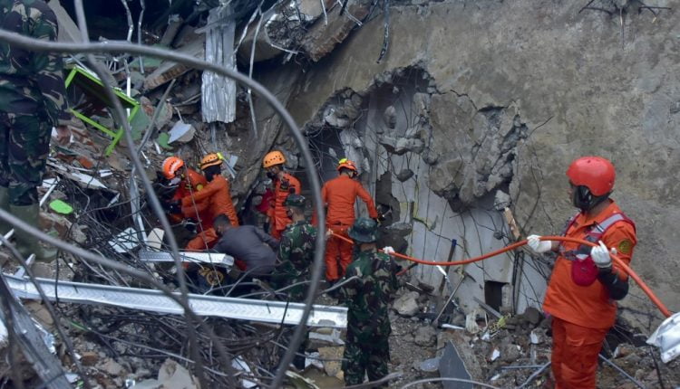 Aftershock rocks Indonesia amid search for quake survivors | Indonesia News