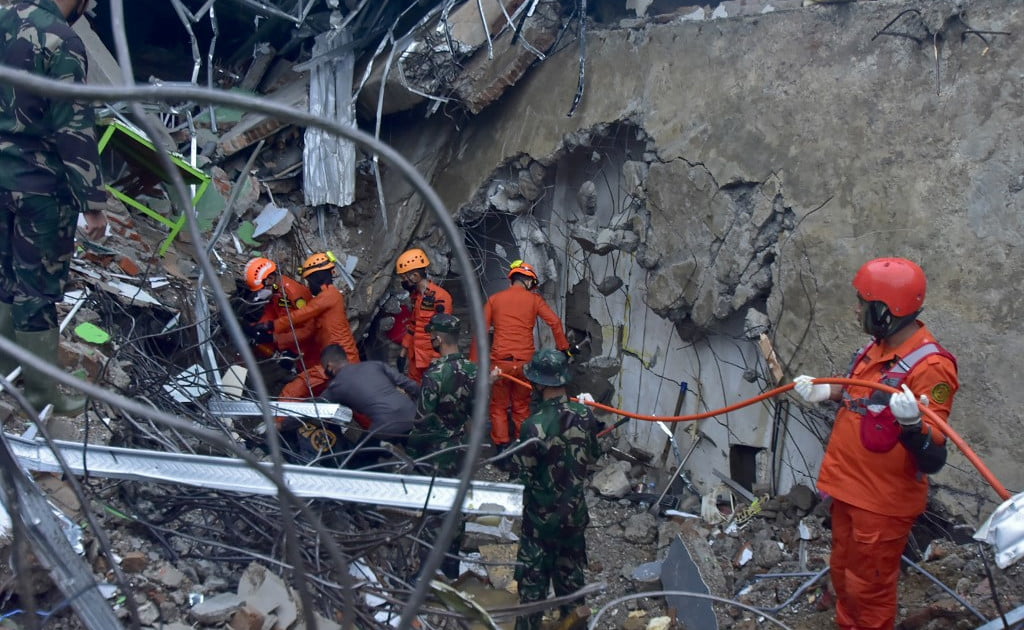 Aftershock rocks Indonesia amid search for quake survivors | Indonesia News