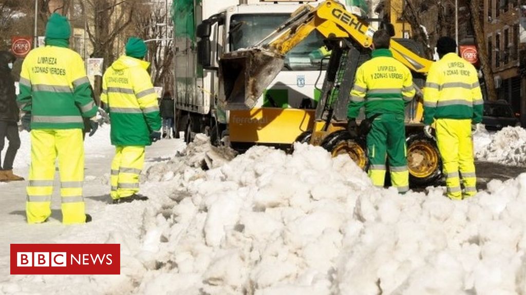 Storm Filomena: Spain races to clear snow as temperatures plunge
