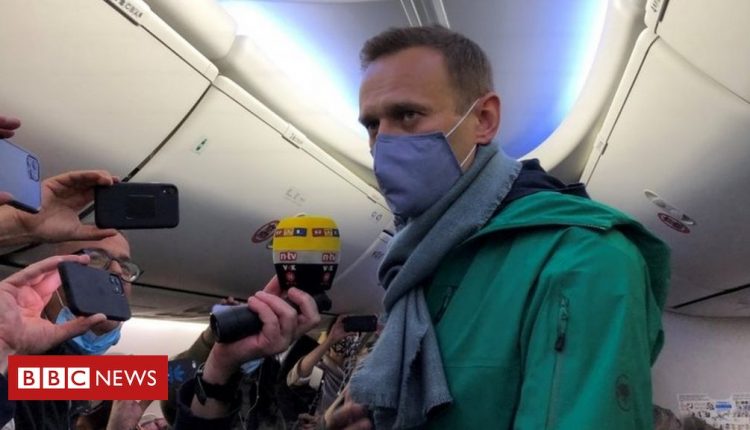 Russia Navalny: Poisoned opposition leader flying home