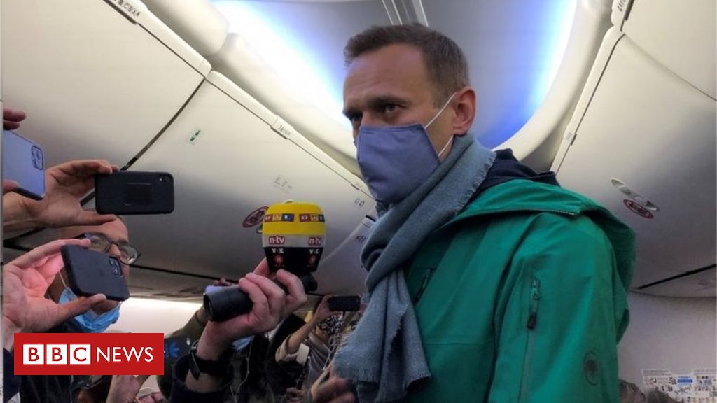 Russia Navalny: Poisoned opposition leader flying home