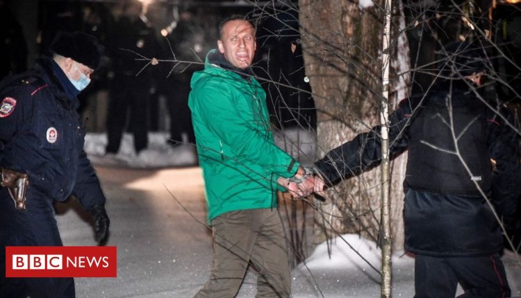 Detentions and warnings ahead of Navalny protests