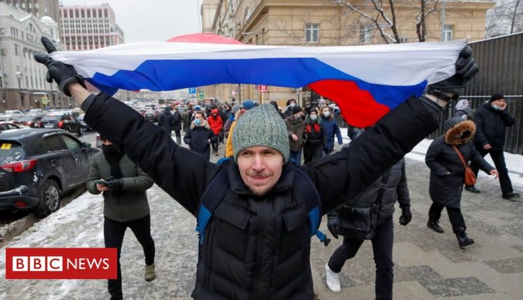 Navalny: Thousands join fresh protests across Russia