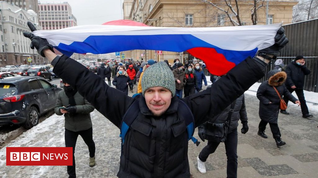 Navalny: Thousands join fresh protests across Russia