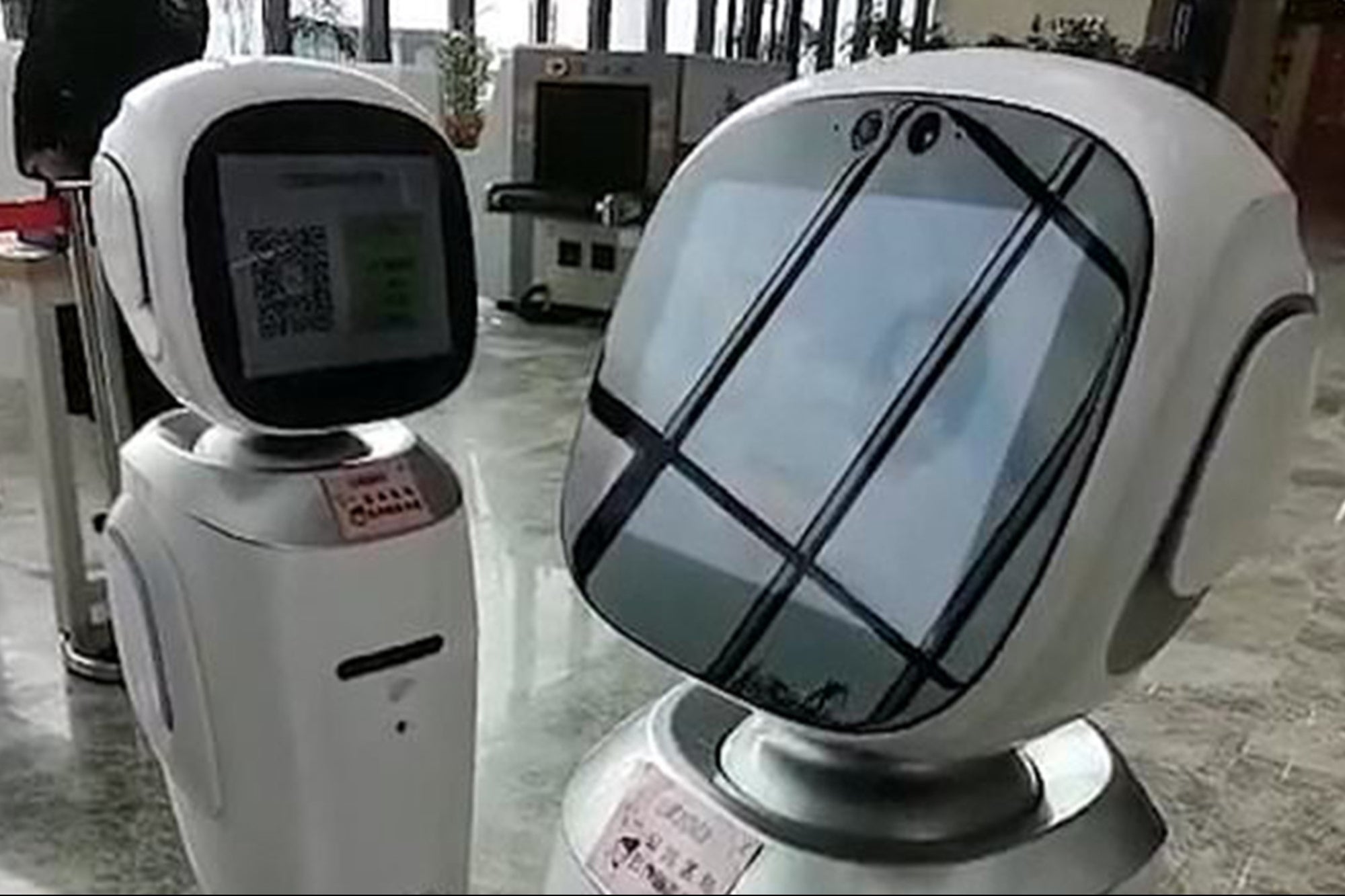 VIDEO: two robots are the protagonists of a heated discussion in a public library in China