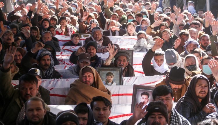 Pakistani Shia end protests; hold funerals for slain 11 miners | ISIL/ISIS News