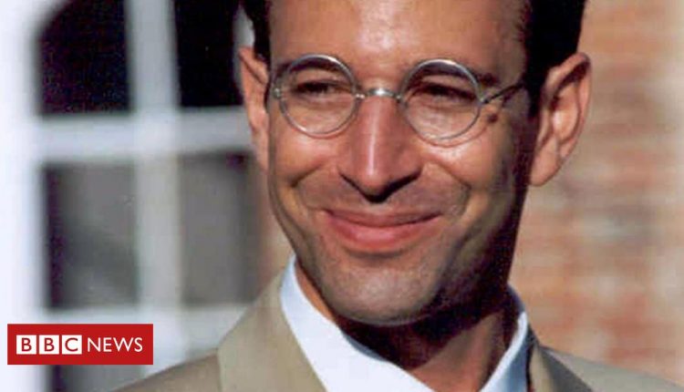 Daniel Pearl: Pakistan court acquits men accused of murder
