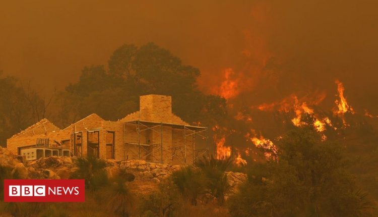 Perth: Bushfire threatens locked-down Australian city