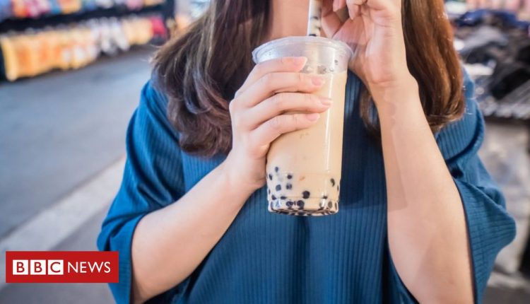 China 'Sexy tea' shop apologises for calling women 'bargains'