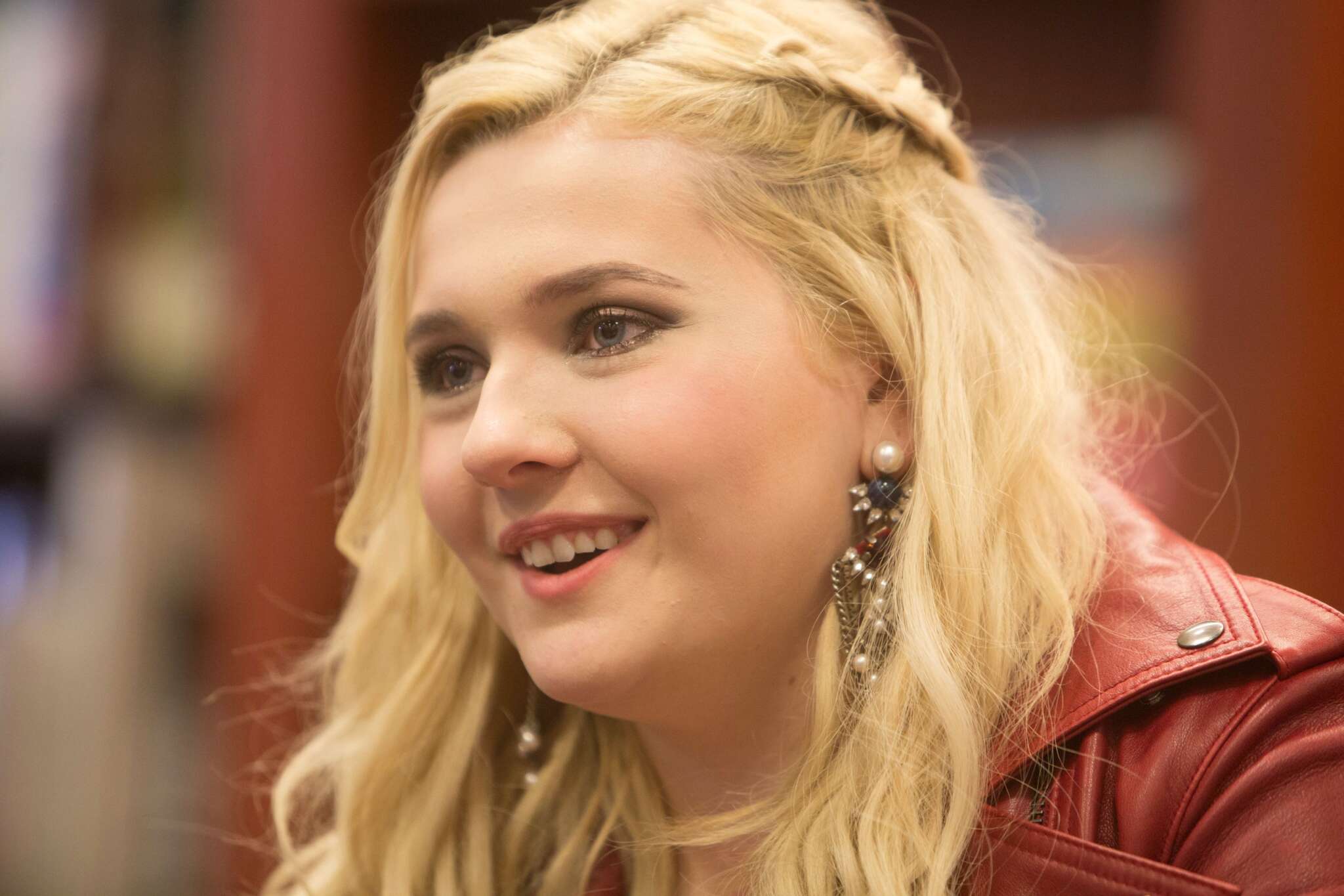 Abigail Breslin Claps Back At ‘Disgusting’ COVID-19 Comment While Her Father Is Struggling To Survive!
