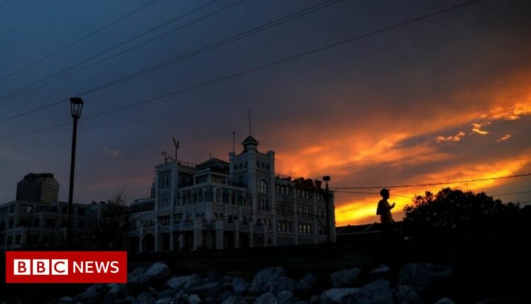 Hurricane Ida: New Orleans under curfew amid blackout